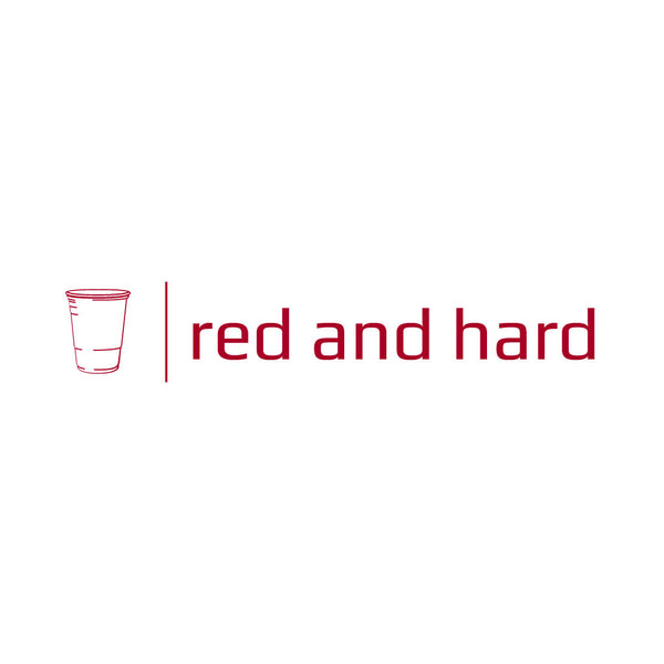 Logo Marke red and hard, rote Schrift auf weißem Hintergrund mit Beer-Pong Becher