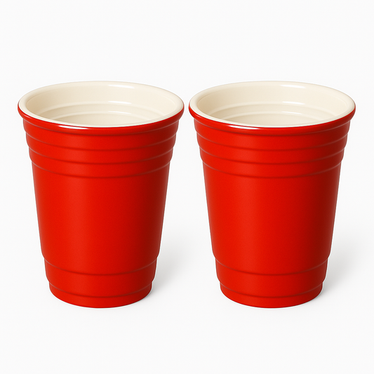 2er-Set red and hard Keramikbecher – rote Becher im Beer-Pong-Cup Design, hochwertig verarbeitet, Produktbild auf weißem Hintergrund.